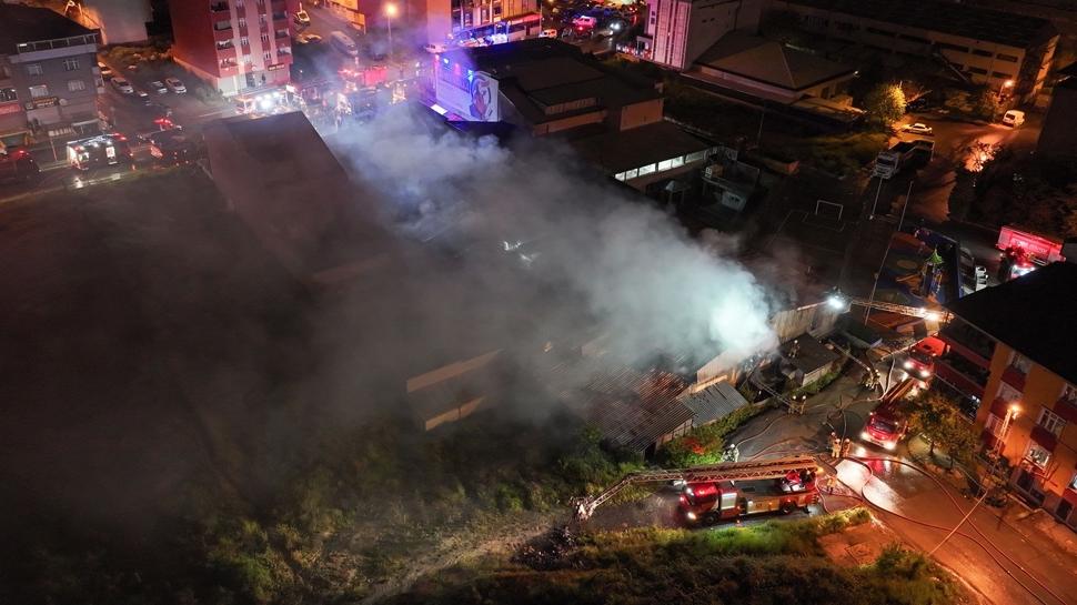 İstanbul'da alevler fabrikayı yuttu! 3 saatte küle döndü