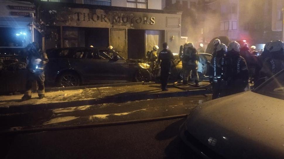 Kadıköy'de yangın paniği! Araçlar cayır cayır yandı