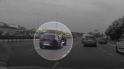 Trafikte deh�et anlar�... Makas atan s�r�c� motorcunun can�n� al�yordu