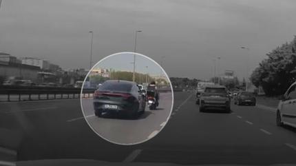 Trafikte deh�et anlar�... Makas atan s�r�c� motorcunun can�n� al�yordu