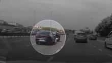 Trafikte deh�et anlar�... Makas atan s�r�c� motorcunun can�n� al�yordu