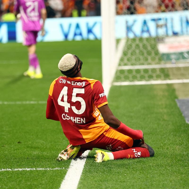 Victor Osimhen'den k�t� haber! Cezal� duruma d��t�