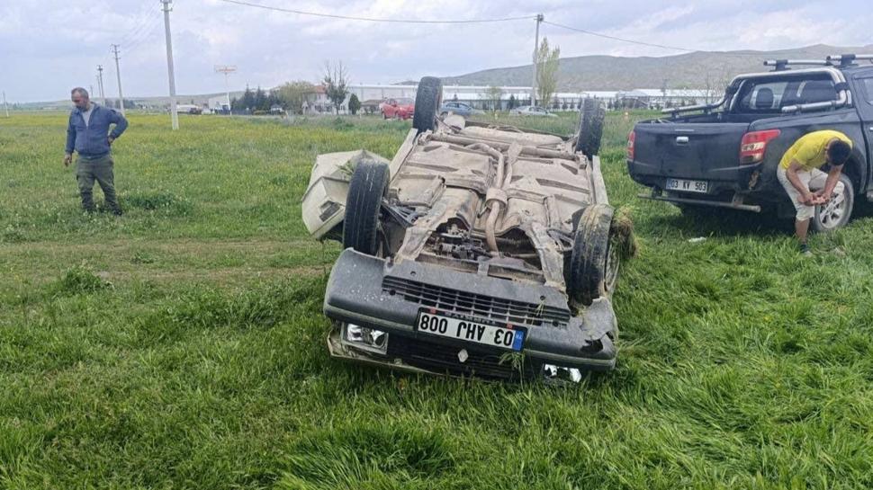 Afyonkarahisar'da otomobil şarampole devrildi: Can kaybı ve yaralılar var