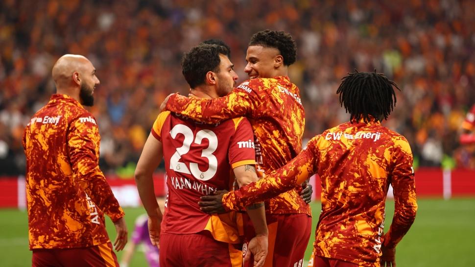 İlklerin adamı Okan Buruk