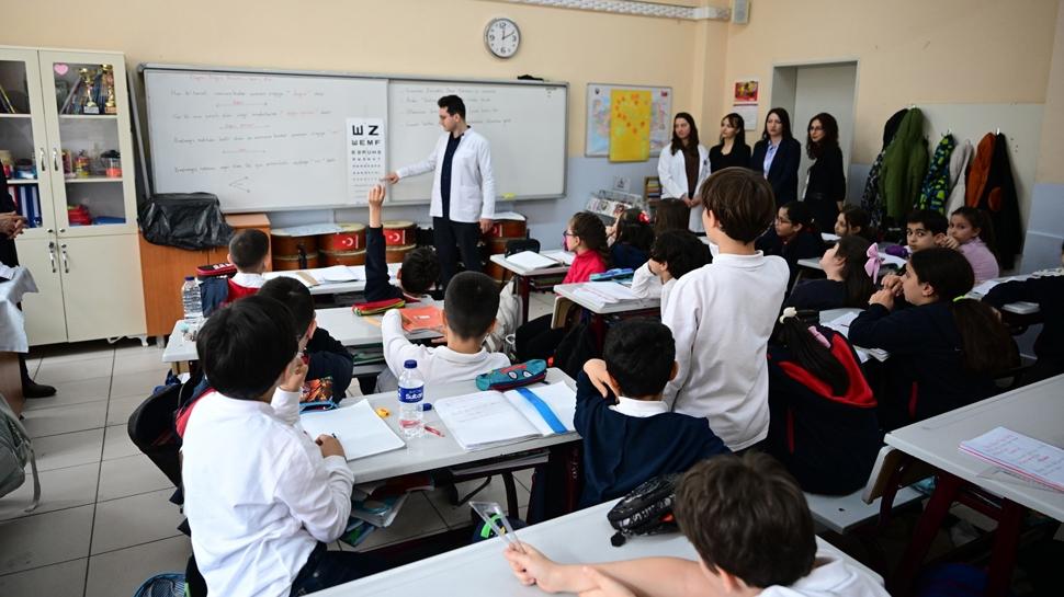 İstanbul'daki ilkokullarda erken teşhis için işitme ve göz taraması