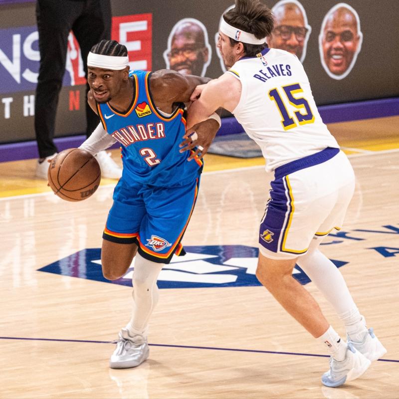Oklahoma City Thunder, Los Angeles Lakers'� farkl� yenerek seriyi 3-0 yapt�