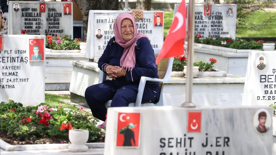 Şehit anneleri, Anneler Günü'nde evlatlarının kabri başında dua etti
