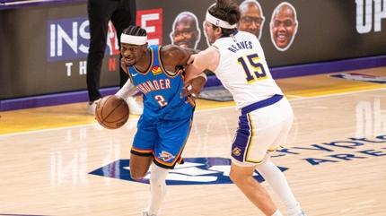 Oklahoma City Thunder, Los Angeles Lakers'� farkl� yenerek seriyi 3-0 yapt�