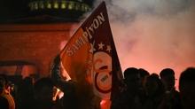 Taksim'de Galatasaray'�n �ampiyonluk kutlamas�nda ��kan kavgada 1 ki�i yaraland�