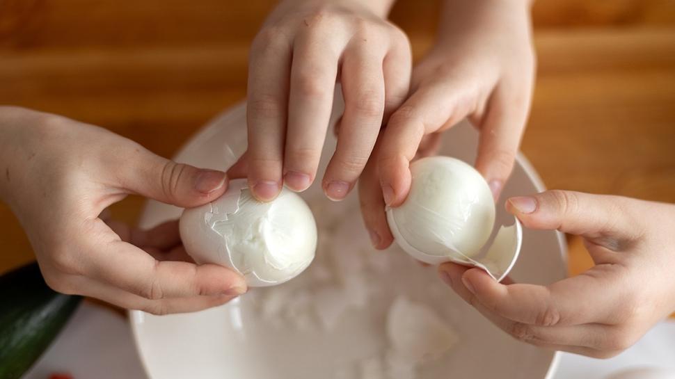 Yumurta kabuğu en kolay böyle soyuluyor! Tek püf noktası limon