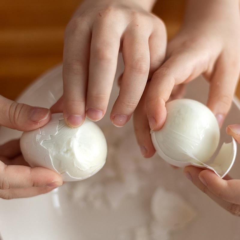 Yumurta kabu�u en kolay b�yle soyuluyor! Tek p�f noktas� limon