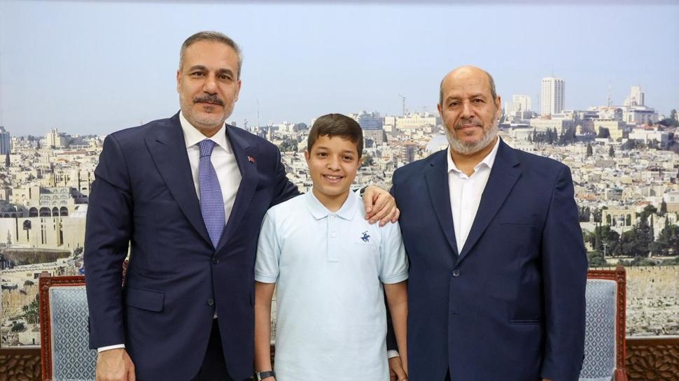 Bakan Fidan, İsrail saldırısında oğlu ölen Hayye'yi ziyaret etti
