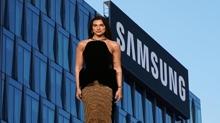 Dua Lipa Samsung'u mahkemeye verdi! Hayranlar�n�n yorumlar� delil oldu