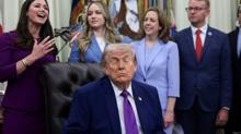 Oval Ofis'te derin sessizlik: Trump kameralar �n�nde uyuya kald�