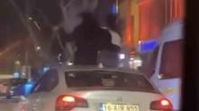 Seyir halindeki arac�n tavan�na oturdular: Cezadan ka�amad�lar