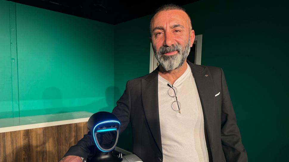 ÇGH'nin yıldızından şaşırtan proje! Yapay zeka destekli insansı robot, tiyatro sahnesinde