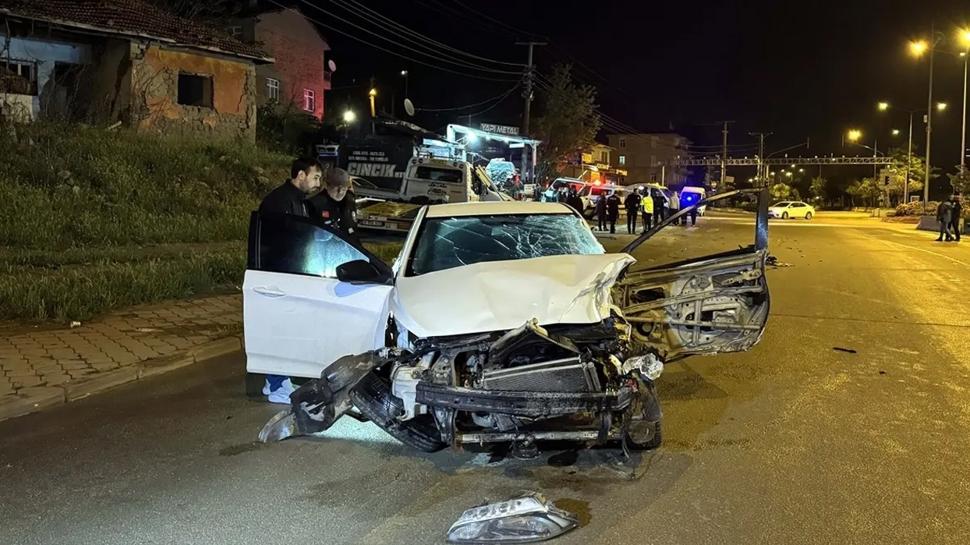 Kırıkkale'de feci kaza! Otomobil çekiciye çarptı: 1 kişi öldü, 1 kişi yaralandı