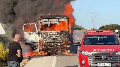 Antalya'da seyir halindeyken yanan tır kullanılamaz hale geldi