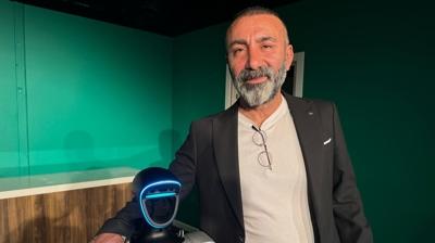 �GH'nin y�ld�z�ndan �a��rtan proje! Yapay zeka destekli insans� robot, tiyatro sahnesinde