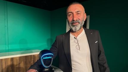 �GH'nin y�ld�z�ndan �a��rtan proje! Yapay zeka destekli insans� robot, tiyatro sahnesinde