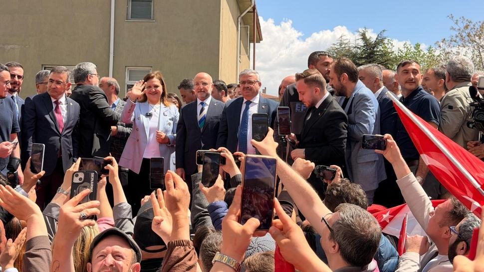 AK Parti'ye ge�en K�ksal'a co�kulu kar��lama: Yeni bir d�neme ad�m att�k