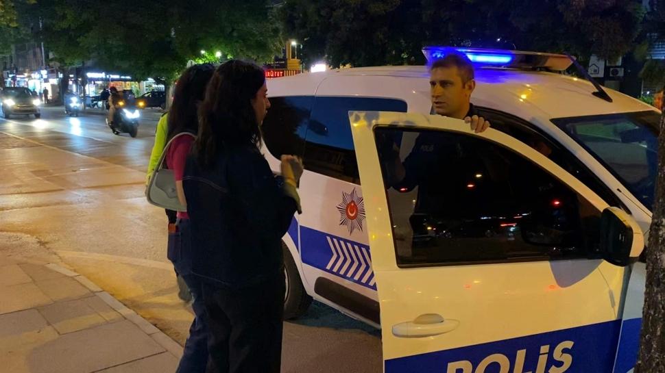 İnegöl'de gençlerden örnek davranış... ATM'de unutulan parayı polise teslim ettiler