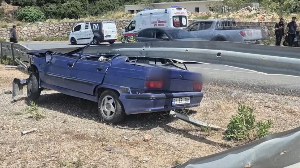 Muğla'da korkunç kaza... Otomobil çelik bariyerin altına girdi