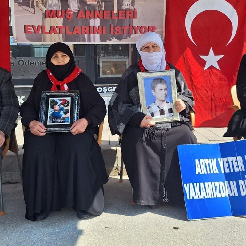 Mu�'ta anne ve babalar�n evlat bekleyi�i s�r�yor: Ailelerinize teslim olun