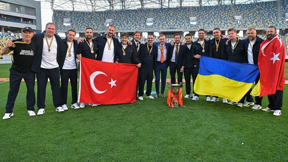Savaşın ortasında kupa kaldırdı