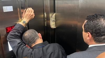 Bindikleri asans�r bozuldu... CHP heyeti mahsur kald�