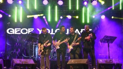 Gece Yolcular�'na y�llar sonra sahnede diploma s�rprizi: Edirne'deki konser duygusal anlara sahne oldu