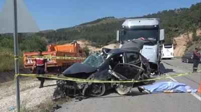 Mersin'de feci kaza: Otomobildeki �ift hayat�n� kaybetti