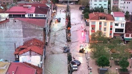 Samsun'da sel hayat� fel� etti... E�itime 1 g�n ara verildi