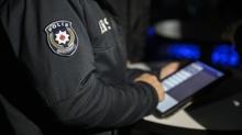 5 ki�ilik araca 8 ki�i bindiler... ��rencilerle polis aras�nda g�l�mseten diyalog
