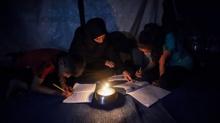 Zorluklar alt�nda ders �al���yorlar... Gazze'nin �ocuklar� karanl��a teslim olmuyor