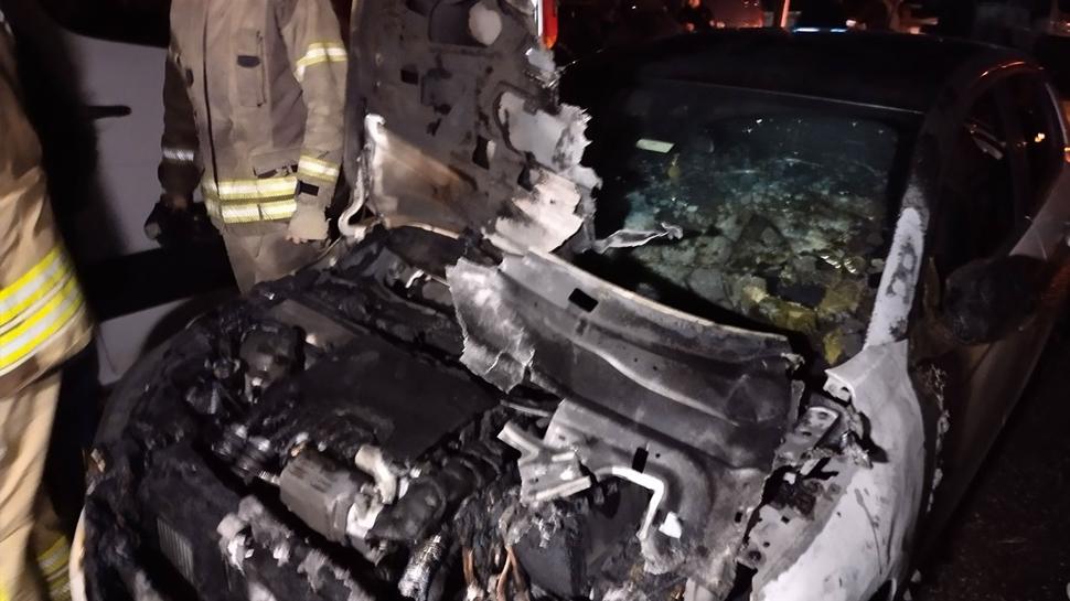 Üsküdar'da panik... Park halindeki 3 araç alevlere teslim oldu