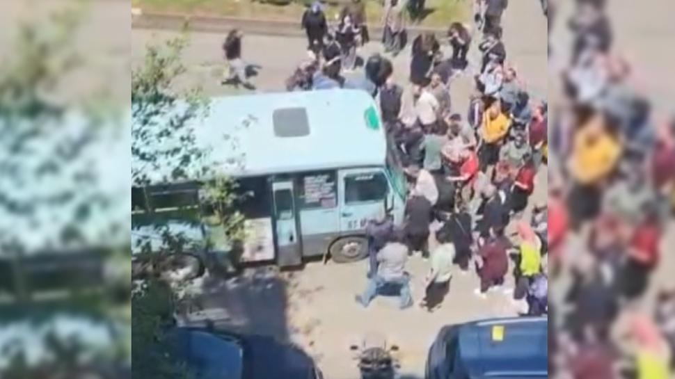 Zonguldak'ta can pazarı: Minibüsün altında kalan kadını iterek kurtardılar