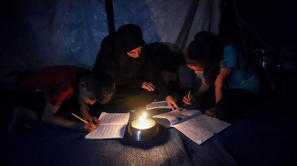 Zorluklar altında ders çalışıyorlar... Gazze'nin çocukları karanlığa teslim olmuyor