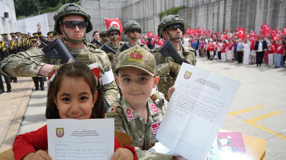 İlk mektuplarını Mehmetçik'e yazmışlardı: Cevabı Garnizon Komutanı getirdi