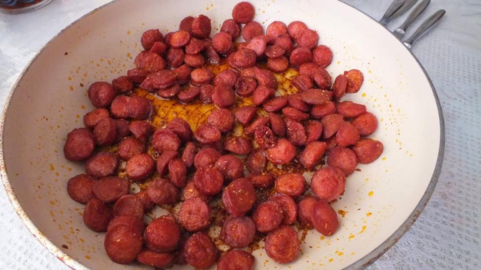 Lezzete doyuruyor: Salçalı sosis tarifi, 10 dakikada hazır