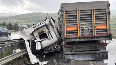 Samsun'da feci kaza: Seyir halindeki t�rlar �arp��t�