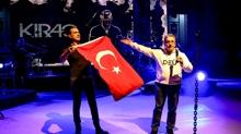 DE�FEST'26'da 15 bini a�an kat�l�m: K�ra� konserine T�rk bayra�� damga vurdu