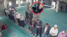 Seccade ba��nda yere y���ld�! Gen� imam�n m�dahalesi hayata d�nd�rd�