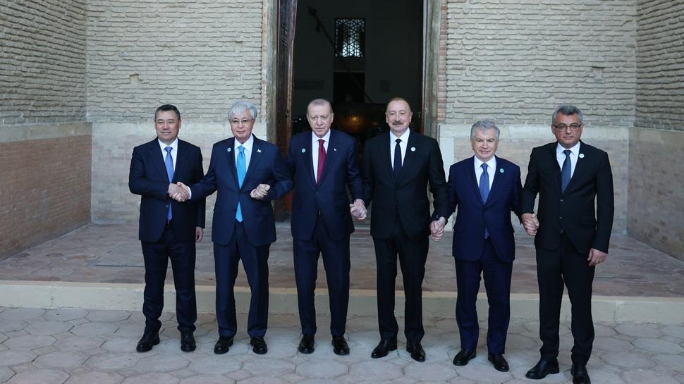 Başkan Erdoğan liderle Türkistan'da geziye katıldı
