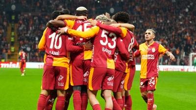 Aslan kupas�na kavu�uyor