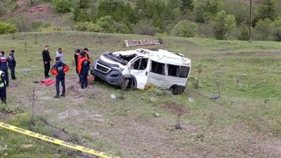 ��renci servisi okul yolunda devrildi! �ok say�da �l� ve yaral� var