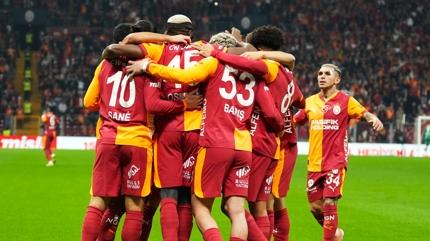 Aslan kupas�na kavu�uyor