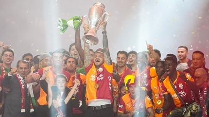 �ampiyon kupas�n� ald�! Galatasaray 26. zaferi kutlad�