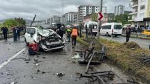 Takla atarak kar�� �eride u�tu! Sahil Yolu'ndaki feci kazada �l� ve yaral�lar var