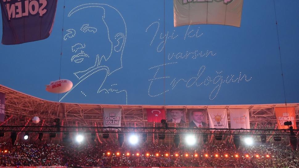 AK Parti'den dev gençlik buluşması: Gökyüzüne “İyi ki varsın Erdoğan” yazıldı